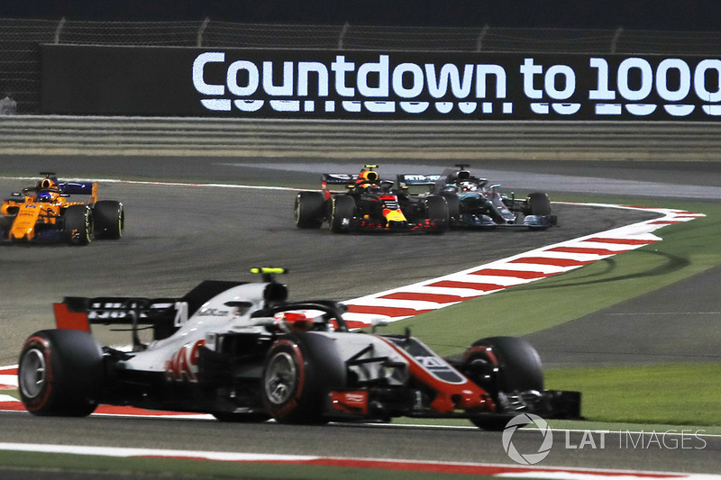 Max Verstappen, Red Bull Racing RB14 melawan Lewis Hamilton, Mercedes-AMG F1 W09 EQ Power