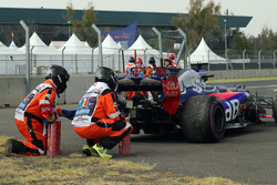 Race marshals recover the car of race retiree Brendon Hartley, Scuderia Toro Rosso STR12 after stopp
