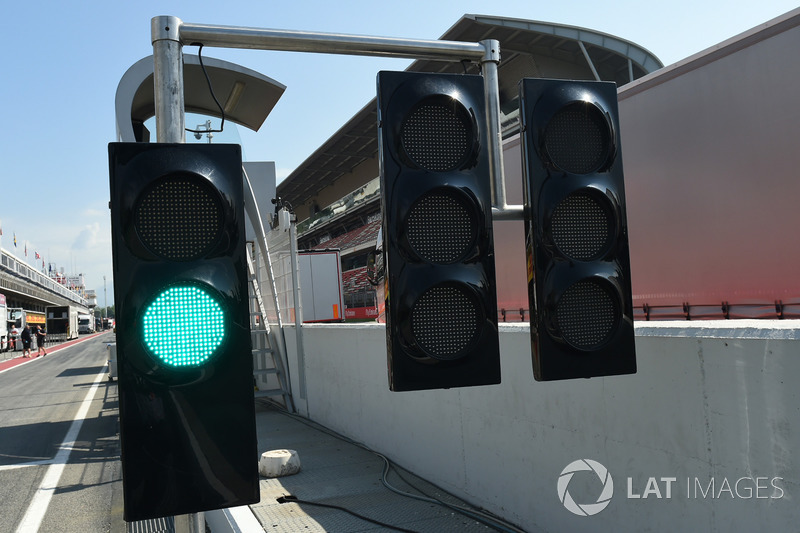 Lampu hijau di ujung pit lane