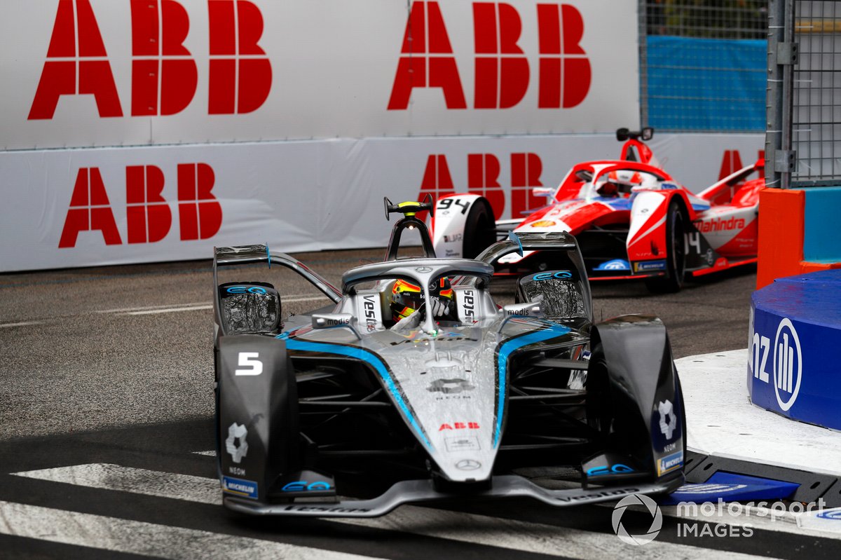 Stoffel Vandoorne, pembalap Tim Mercedes Benz EQ yang mengendarai EQ Silver Arrow 02 berada di depan Alex Lynn (Mahindra Racing) yang menggeber M7Electro di lomba Roma E-Prix, Italia.