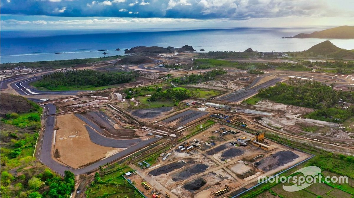Lanskap Sirkuit Jalan Raya Mandalika, Lombok, NTB, Indonesia dari udara.