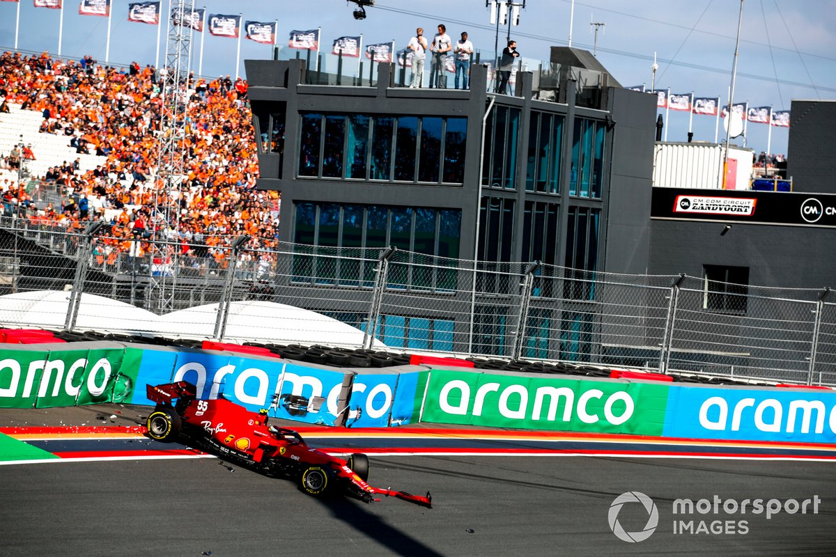 Carlos Sainz Jr., Ferrari SF21 menghantam sisi luar banked Tikungan 3 Sirkuit Zandvoort saat latihan bebas GP Belanda.