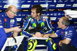 Valentino Rossi, Yamaha Factory Racing met Silvano Galbusera en Luca Cadalora