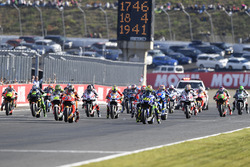 Старт: Валентино Россі, Yamaha Factory Racing leads