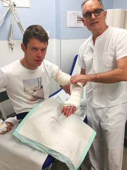 Tito Rabat con un dottore all'ospedale universitario Quiron Dexeus di Barcellona