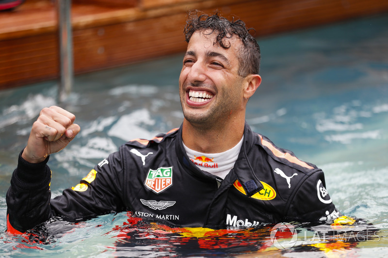 Yarış galibi Daniel Ricciardo, Red Bull Racing, Red Bull Energy Station havuzuna atlıyor