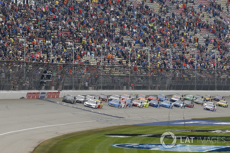 Kurt Busch, Stewart-Haas Racing, Ford Fusion Monster Energy / Haas Automation and Brad Keselowski, Team Penske, Ford Fusion Miller Lite green flag start