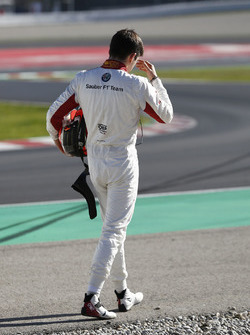 Charles Leclerc, Alfa Romeo Sauber F1 Team si incammina verso i box dopo l'incidente