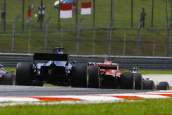 Sebastian Vettel, Ferrari SF70H, Marcus Ericsson, Sauber C36