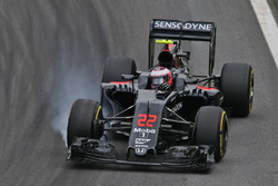 Jenson Button, McLaren MP4-31 blokkeert de banden bij het remmen