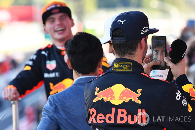 10. Daniel Ricciardo, Red Bull Racing, podyumda Lewis Hamilton'ın telefonuyla...