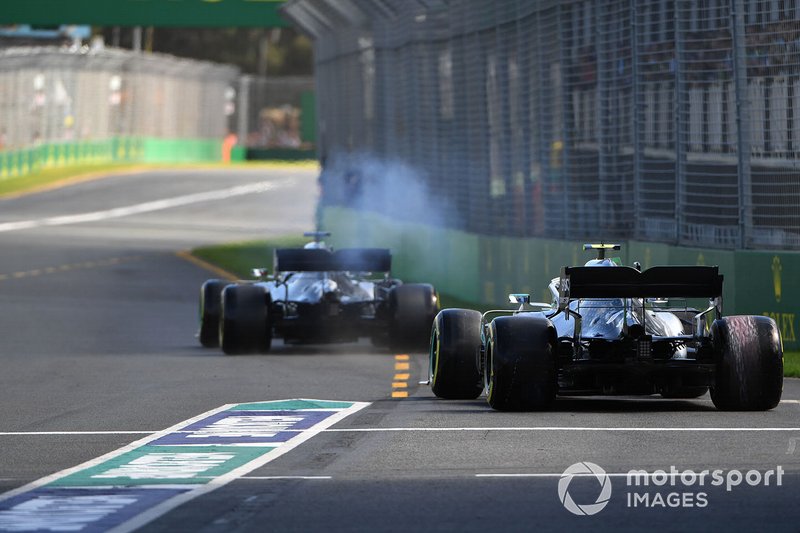Lewis Hamilton, Mercedes AMG F1 W10, devant Valtteri Bottas, Mercedes AMG W10