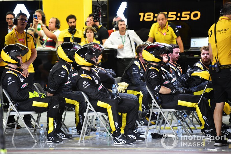 The Renault pit crew look forlornly at the screens as the race falls apart in a short time for the team