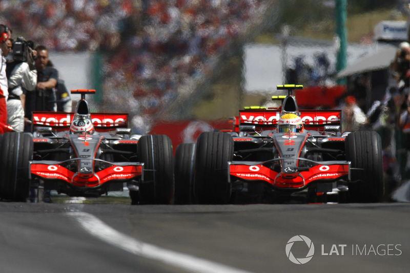 Lewis Hamilton, McLaren MP4-22, devant Fernando Alonso, McLaren MP4-22, à la sortie des stands