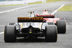 Jolyon Palmer, Renault Sport F1 Team RS17 and Kimi Raikkonen, Ferrari SF70H