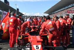 Ferrari mekanikerleri ve teknik sorun yaşayan Sebastian Vettel, Ferrari SF70H