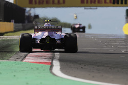 Esteban Ocon, Sahara Force India F1 VJM10, segue Sergio Perez, Sahara Force India F1 VJM10