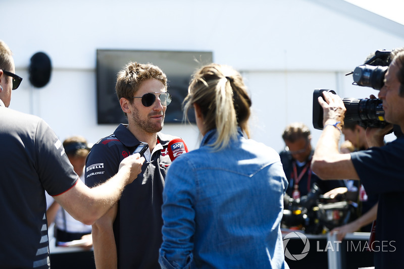 Ромен Грожан, Haas F1 Team, говорить з медіа після кваліфікації