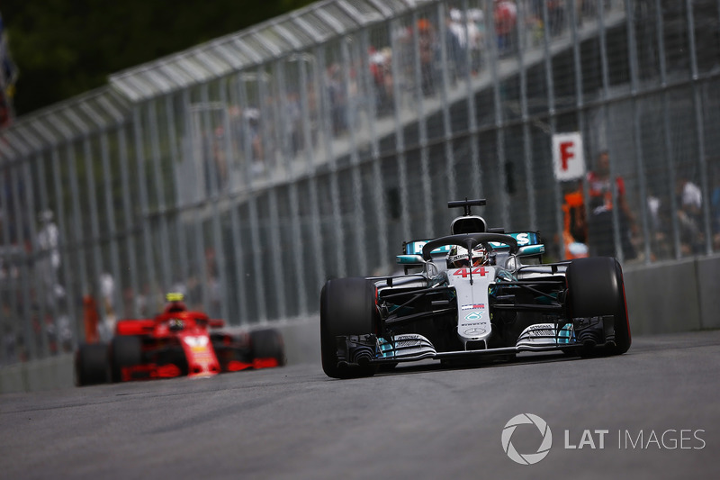 Lewis Hamilton, Mercedes AMG F1 W09, precede Kimi Raikkonen, Ferrari SF71H