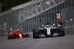 Lewis Hamilton, Mercedes AMG F1 W09, precede Kimi Raikkonen, Ferrari SF71H