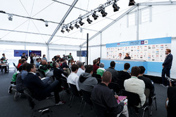 Alejandro Agag, CEO, Formula E, con Nico Rosberg, investitore Formula E e ambasciatore Hugo Boss, nella conferenza stampa