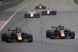 Даниэль Риккардо и Макс Ферстаппен, Red Bull Racing RB14, Шарль Леклер, Alfa Romeo Sauber C37, и Лэнс Стролл, Williams FW41