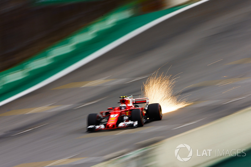 Kimi Raikkonen, Ferrari SF70H kıvılcımlar saçıyor
