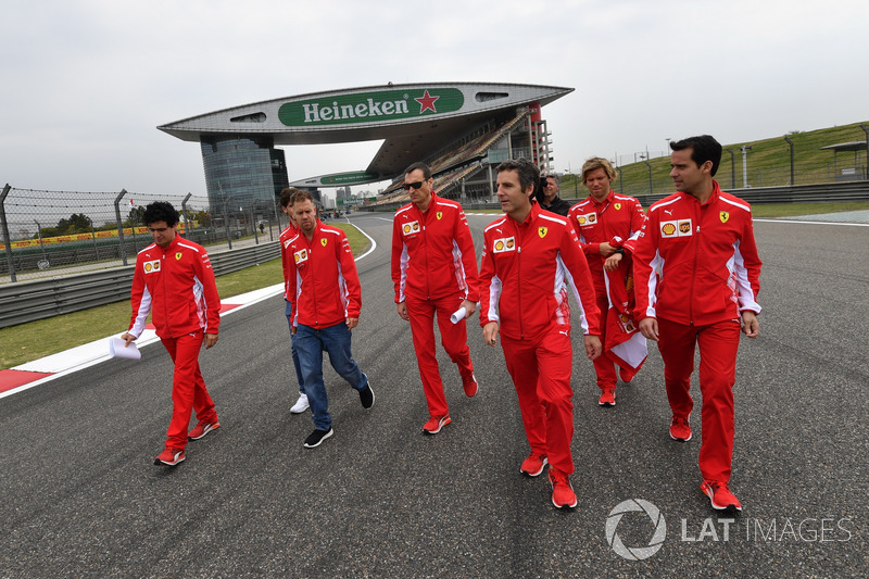 Себастьян Феттель , Ferrari, йде треком з командою