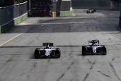 Valtteri Bottas, Williams FW38, vecht met Lewis Hamilton, Mercedes F1 W07 Hybrid