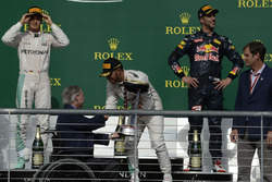 Подіум (зліва направо): Ніко Росберг, Mercedes AMG F1, друге місце; Льюїс Хемілтон, Mercedes AMG F1,