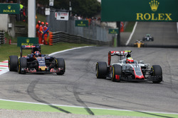 Esteban Gutierrez, Haas F1 Team VF-16 and Daniil Kvyat, Scuderia Toro Rosso STR11