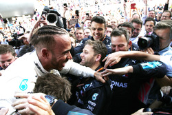 Победитель Льюис Хэмилтон, Mercedes AMG F1
