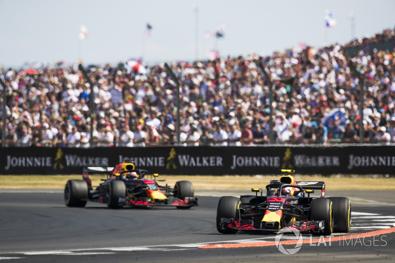 Max Verstappen, Red Bull Racing RB14, precede Daniel Ricciardo, Red Bull Racing RB14