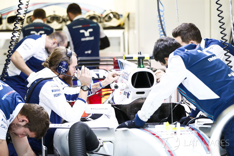 Los ingenieros trabajan en el coche de Lance Stroll, FW40 Williams, en el garaje de Williams