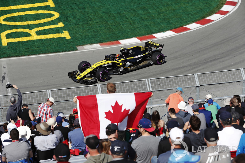 Carlos Sainz Jr., Renault Sport F1 Team, pasa a los fanáticos, incluyendo uno con una bandera canadiense