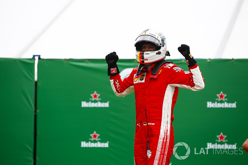 El ganador del GP de Canadá, Sebastian Vettel, Ferrari celebra su victoria en parc ferme