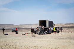 #310 X-Raid Team Mini: Bryce Menzies, Peter Mortensen, crashed car