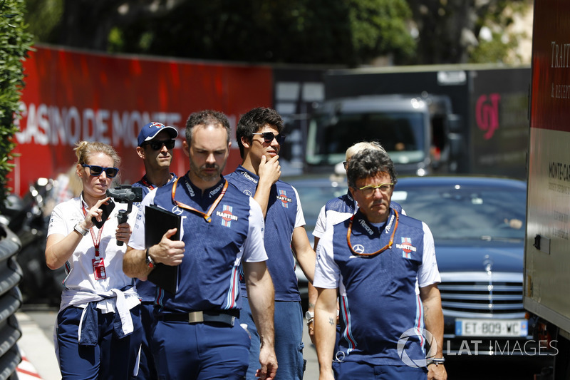 Lance Stroll, Williams Racing,, cammina lungo il circuito