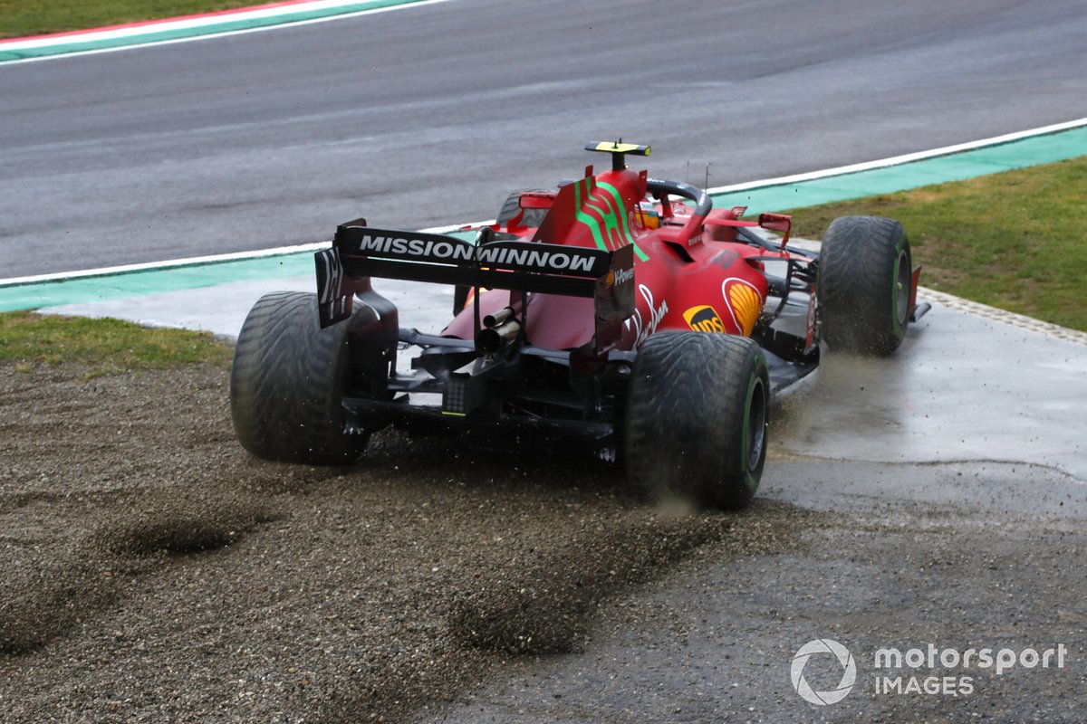 Carlos Sainz Jr., Ferrari SF21, bergabung lagi setelah keluar trek