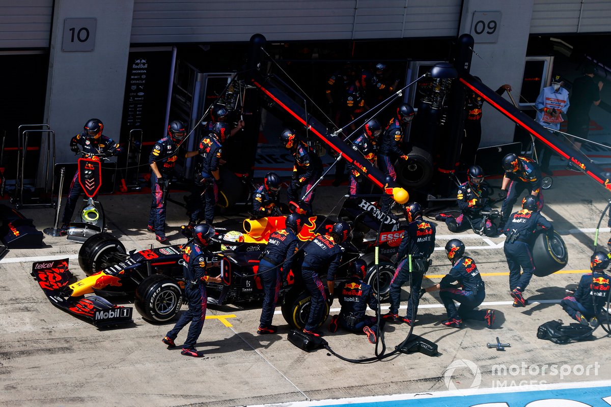 Max Verstappen, Red Bull Racing RB16B, saat pit stop