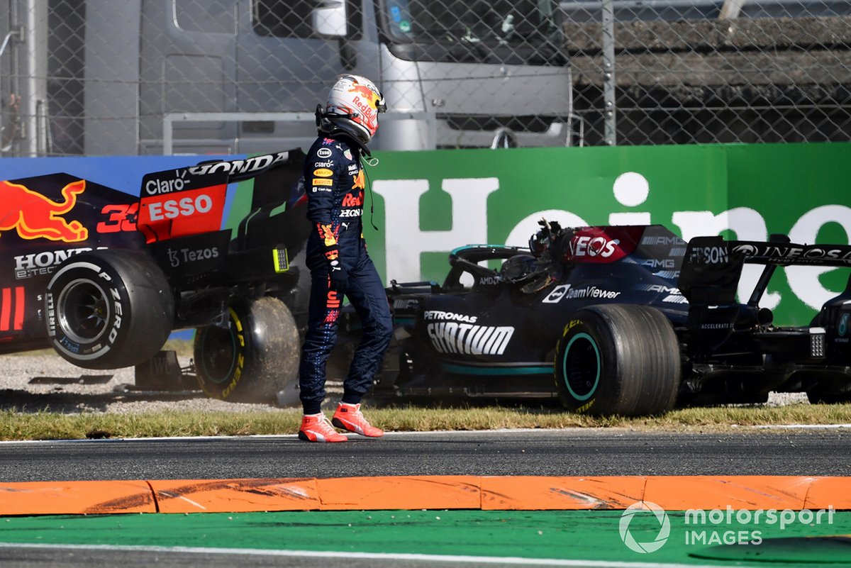 Max Verstappen, Red Bull Racing, menatap Lewis Hamilton, Mercedes W12 setelah insiden