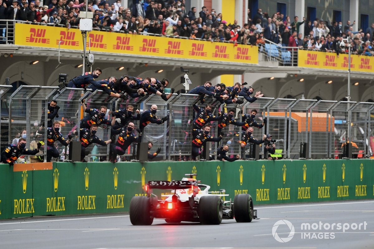 Max Verstappen, Red Bull Racing RB16B, melibas pit wall menjelang finis F1 GP Turki yang disambut kru timnya.