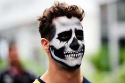 Daniel Ricciardo, Red Bull Racing met een beschilderd gezicht voor Halloween