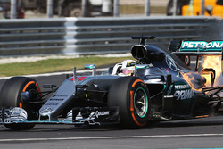 Льюіс Хемілтон, Mercedes AMG F1 W07 Hybrid сходить через відмову двигуна