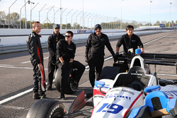 Себастьян Бурде, Dale Coyne Racing Honda, розмовляє з командою