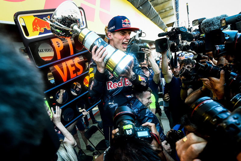 Max Verstappen, Red Bull Racing feiert mit dem Team