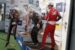 Podyum: Yarış galibi Joel Eriksson, Motopark Dallara F317 - Volkswagen, 2. Callum Ilott, Prema Powerteam, Dallara F317 - Mercedes-Benz, 3. Guan Yu Zhou, Prema Powerteam, Dallara F317 - Mercedes-Benz