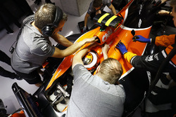 Stoffel Vandoorne, McLaren MCL32, is returned to the garage