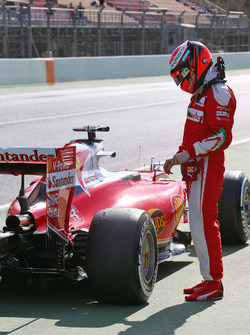 Kimi Raikkonen, Ferrari SF16-H stops at the end of the pit lane
