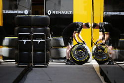 Meccanici Renault Sport F1 Team con gli pneumatici Pirelli